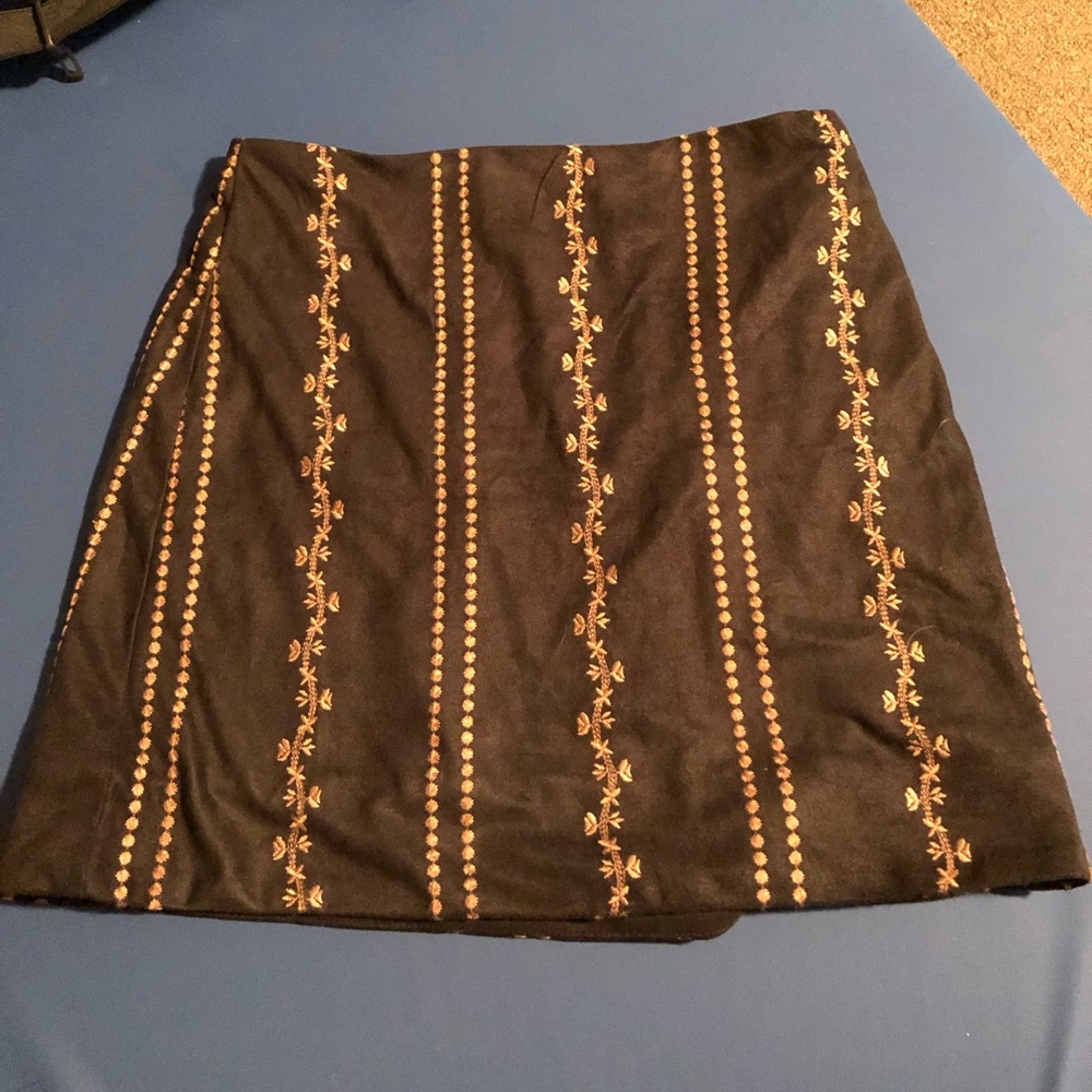 Lulus suede patterned skirt